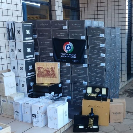 PM apreende mais de mil garrafas de vinho em furgão