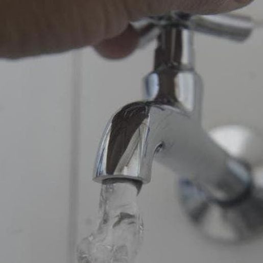 Moisés sanciona lei que proíbe corte de luz, água, esgoto e gás até dezembro de 2020