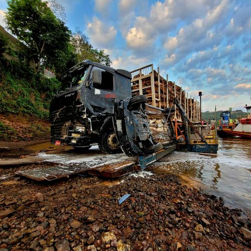 Colisão envolve três veículos em cima de balsa, em Itapiranga