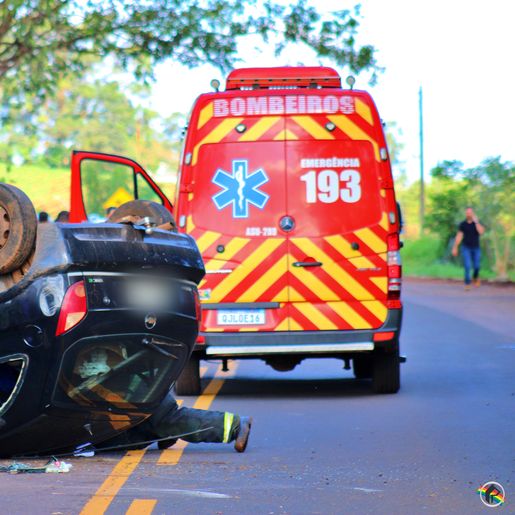 Colisão na SC-496 deixa dois veículos capotados e uma mulher ferida