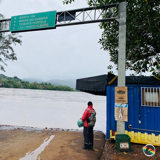 VÍDEO: Barca interrompe travessia no Rio Uruguai em Itapiranga; nível já chega a quase 10 metros