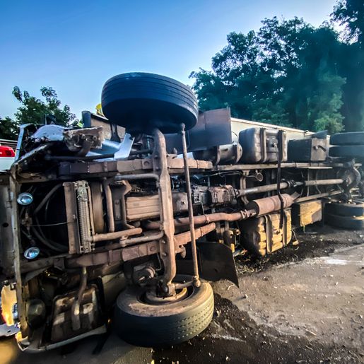Motorista perde controle da direção e tomba caminhão na BR-282; vídeo