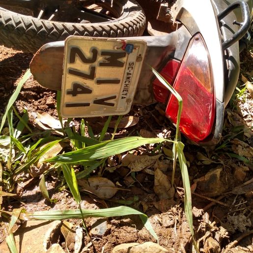 Colisão entre camionete e moto deixa caroneira ferida