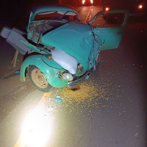 Idoso morre após colisão entre Fusca e caminhão em Anchieta