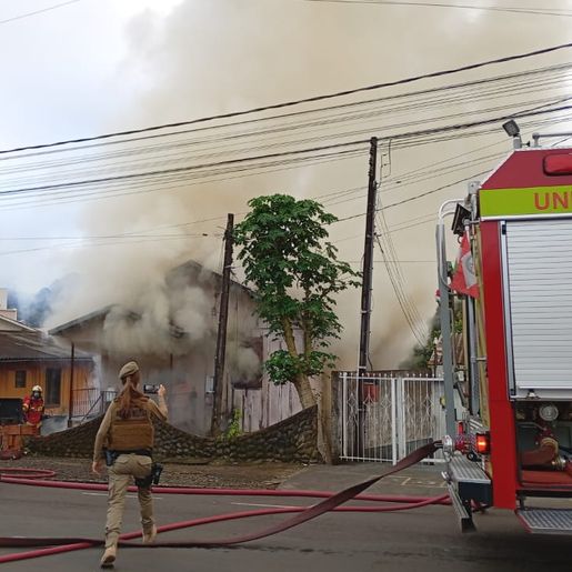 Mulher é presa após incendiar residência e encurralar dois homens em Concórdia