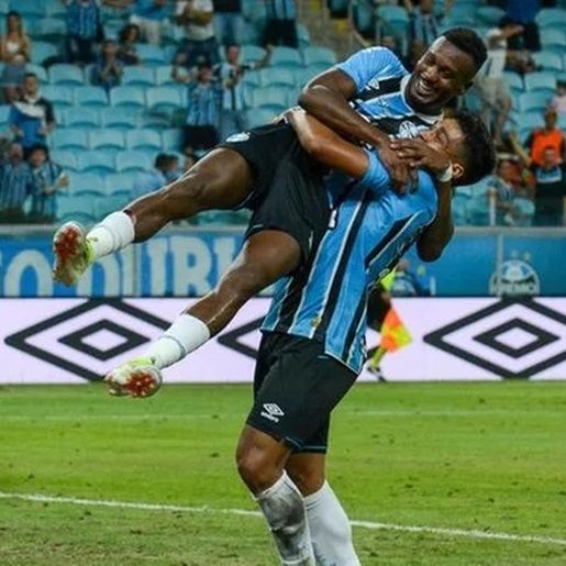 Grêmio segura pressão do Atlético e estreia com vitória por 2 a 1 no Brasileirão