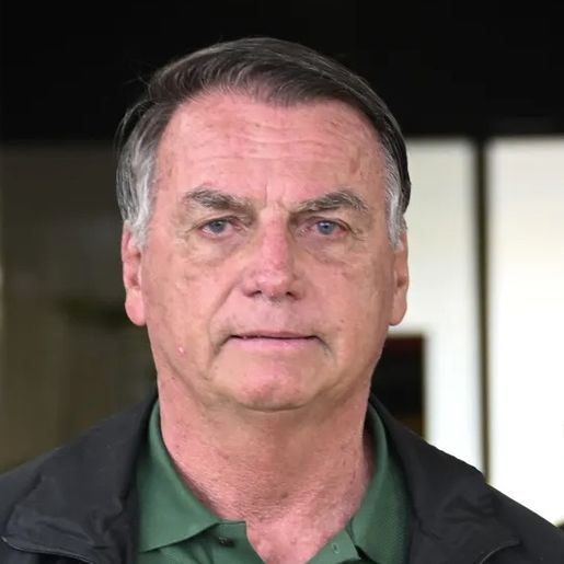 Bolsonaro tem alteração na função renal e segue internado, diz boletim