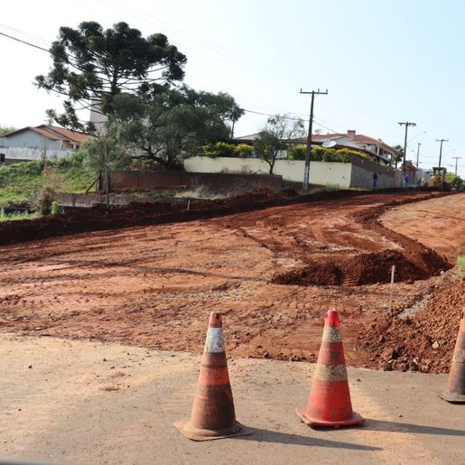 Rua Primeiro de Maio começa receber pavimentação em Campo Erê