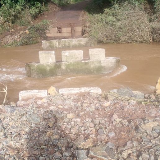 Enchente leva ponte no interior de Tunápolis