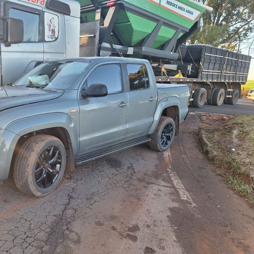 Colisão envolve camioneta e caminhão no trevo de acesso à Palma Sola na SC-305