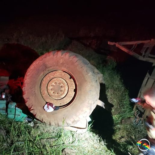 Homem morre em tombamento de trator no interior de Mondaí