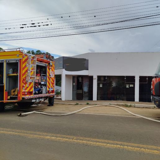 Bombeiros controlam incêndio em loja no centro de Tigrinhos