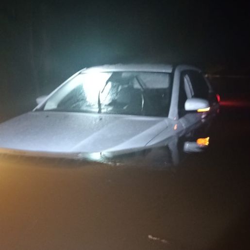 Carro fica parcialmente submerso em ponte alagada no interior de Mondaí