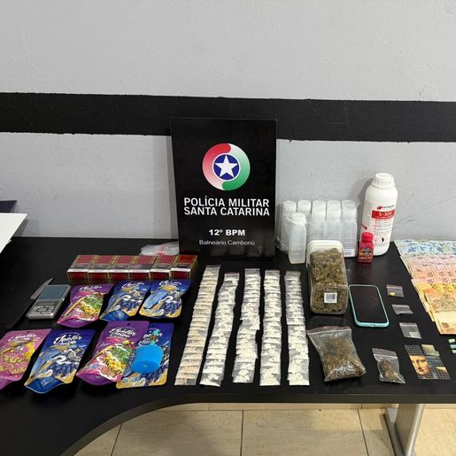 Polícia fecha loja de açaí usada como ponto de drogas e prende dois suspeitos em SC