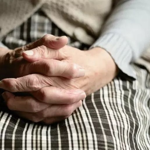 Idosa recorre à justiça para expulsar filhos de 40 e 42 anos de casa