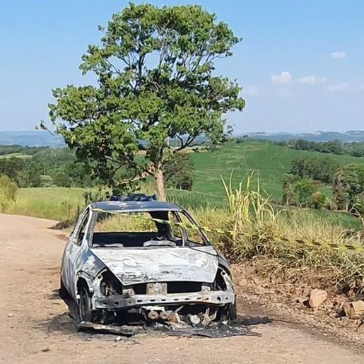 Veículo é totalmente destruído por incêndio no interior de Mondaí