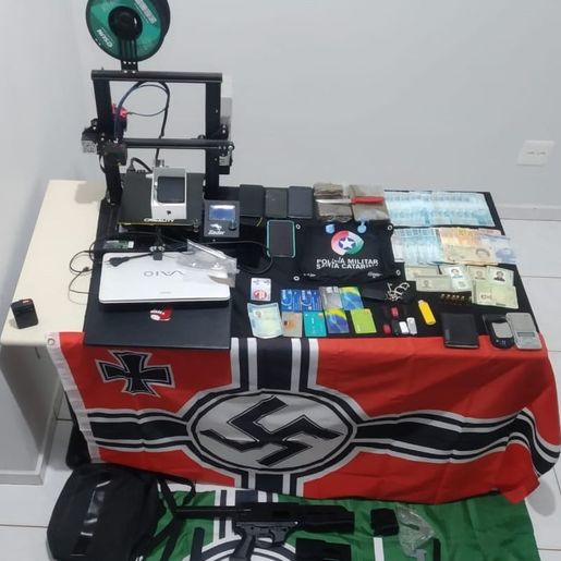 Bandeira símbolo do nazismo é encontrada em residência de SMO