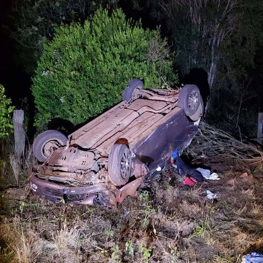 Veículo sai da pista e capota no interior de Tunápolis