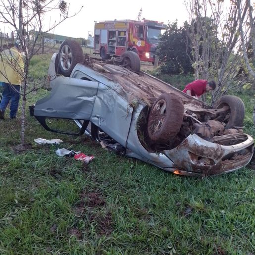 Condutor fica ferido em saída de pista seguida de capotamento