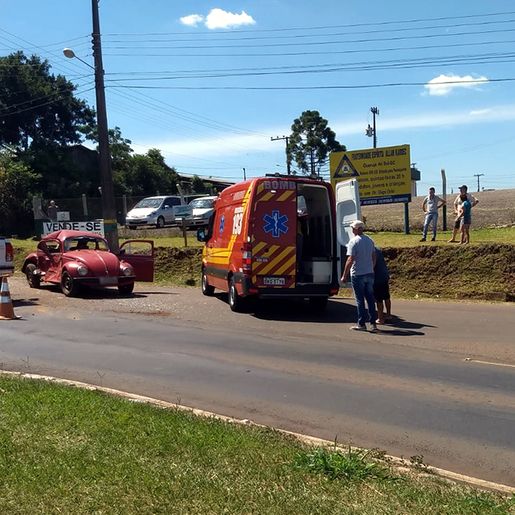 Colisão lateral deixa casal ferido na BR-163