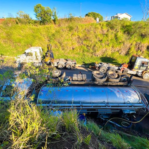 Caminhão carregado de leite tomba no trevo de acesso a Barra Bonita
