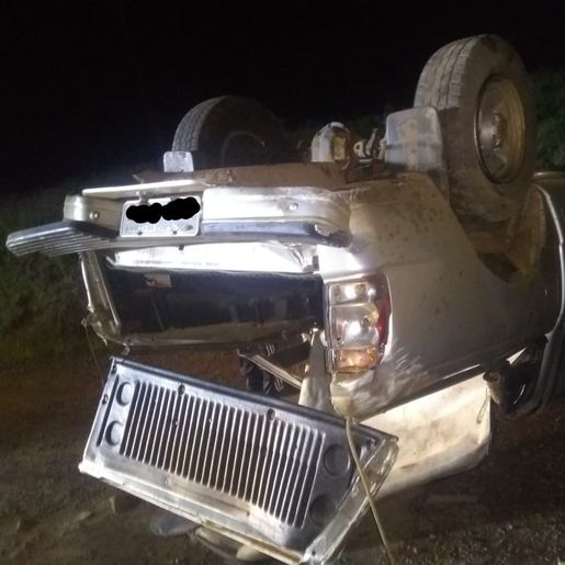 Mulher fica ferida em capotamento de caminhonete da BR 163