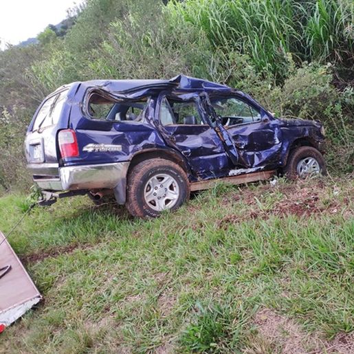 Saída de pista deixa dois feridos na PR-180