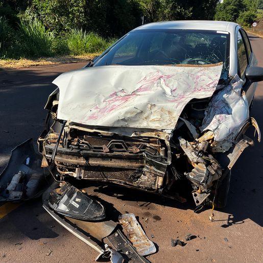 Colisão de carro e camionete deixa dois feridos entre Belmonte e Santa Helena