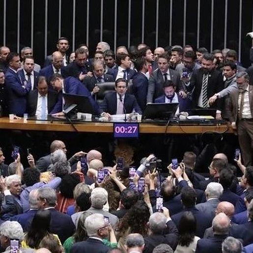 Presidente Hugo Motta supera bloqueio de bolsonaristas e abre sessão na Câmara