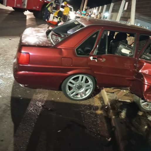 Jovem morre em colisão de carro em muro em Pinhalzinho