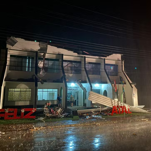 Temporal alaga ruas, arranca árvores e destrói carros em cidades de SC