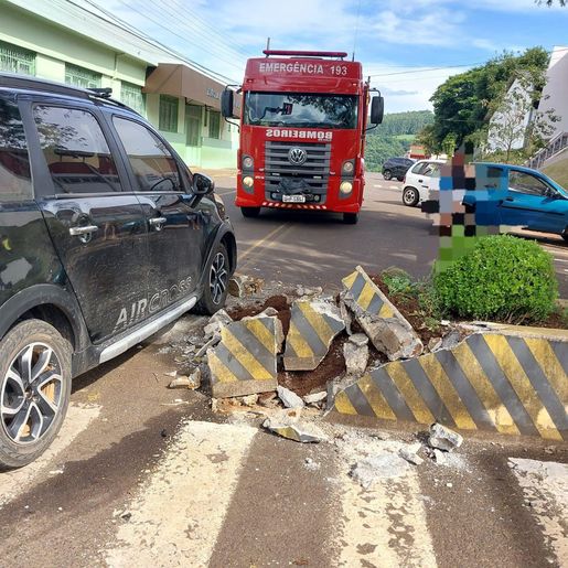 Idosa é socorrida pelos Bombeiros após veículo se chocar contra mureta em Itapiranga