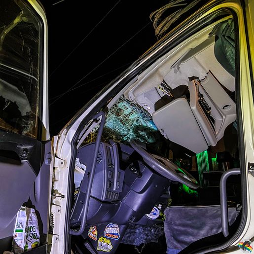 Motorista colide com caminhão em poste na Willy Barth