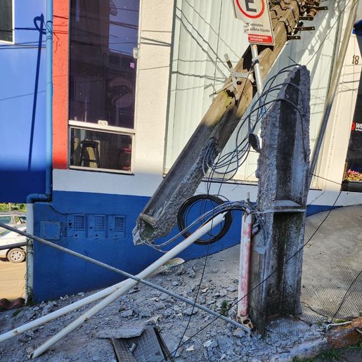 Colisão de caminhão em poste deixa parte da cidade de Itapiranga sem energia