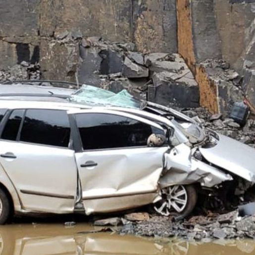 Motorista morre após veículo cair 30 metros em uma pedreira