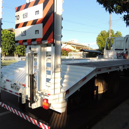 Santa Helena adquire carroceria prancha para o transporte de máquinas