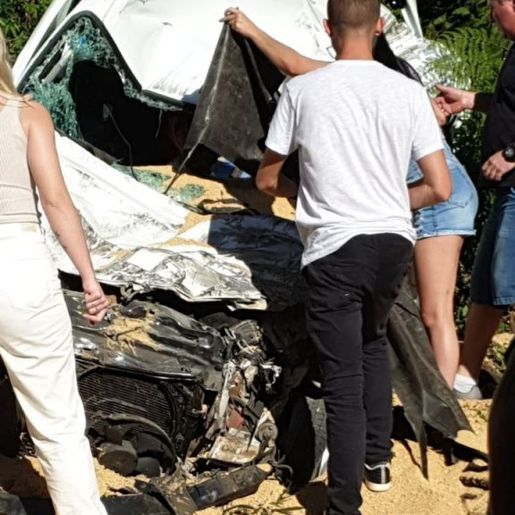 Carreta tomba sobre carros e deixa uma pessoa morta no Oeste