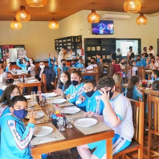 Após sucesso de rifa, alunos de escola celebram Dia das Crianças em pizzaria