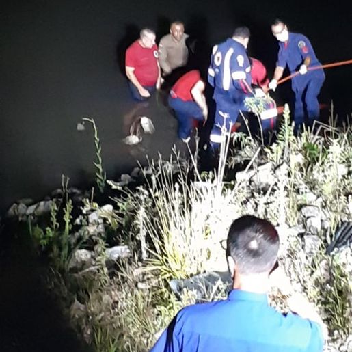 Bombeiro se joga em rio para salvar vítima de acidente em SC