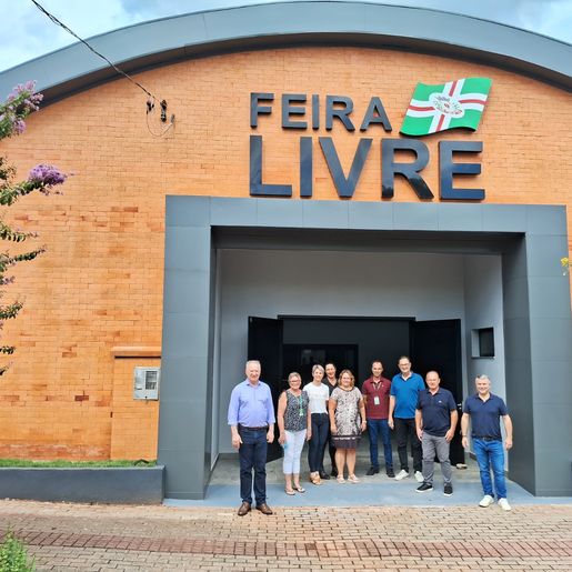 Prefeito e equipe vistoriam obras de reforma da Feira Livre