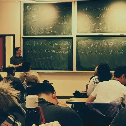 Lula sanciona novo ensino médio com veto a mudança no Enem