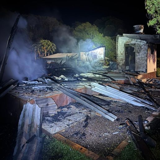 Incêndio destrói residência no interior de Guaraciaba