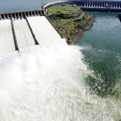 Com aumento das chuvas, usinas hidrelétricas abrem as comportas