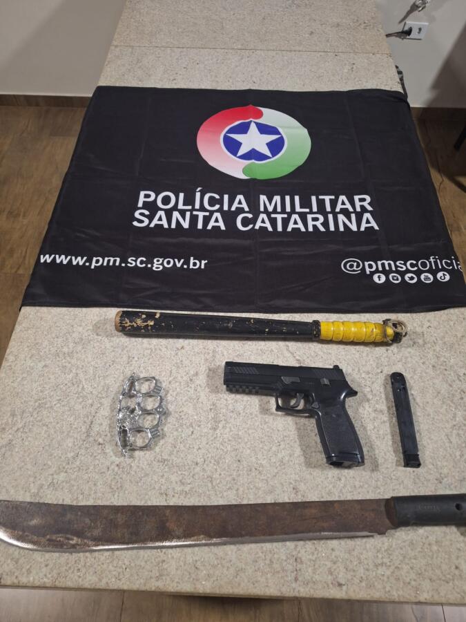 Trio é abordado com simulacro de arma e objetos após ameaça em Descanso