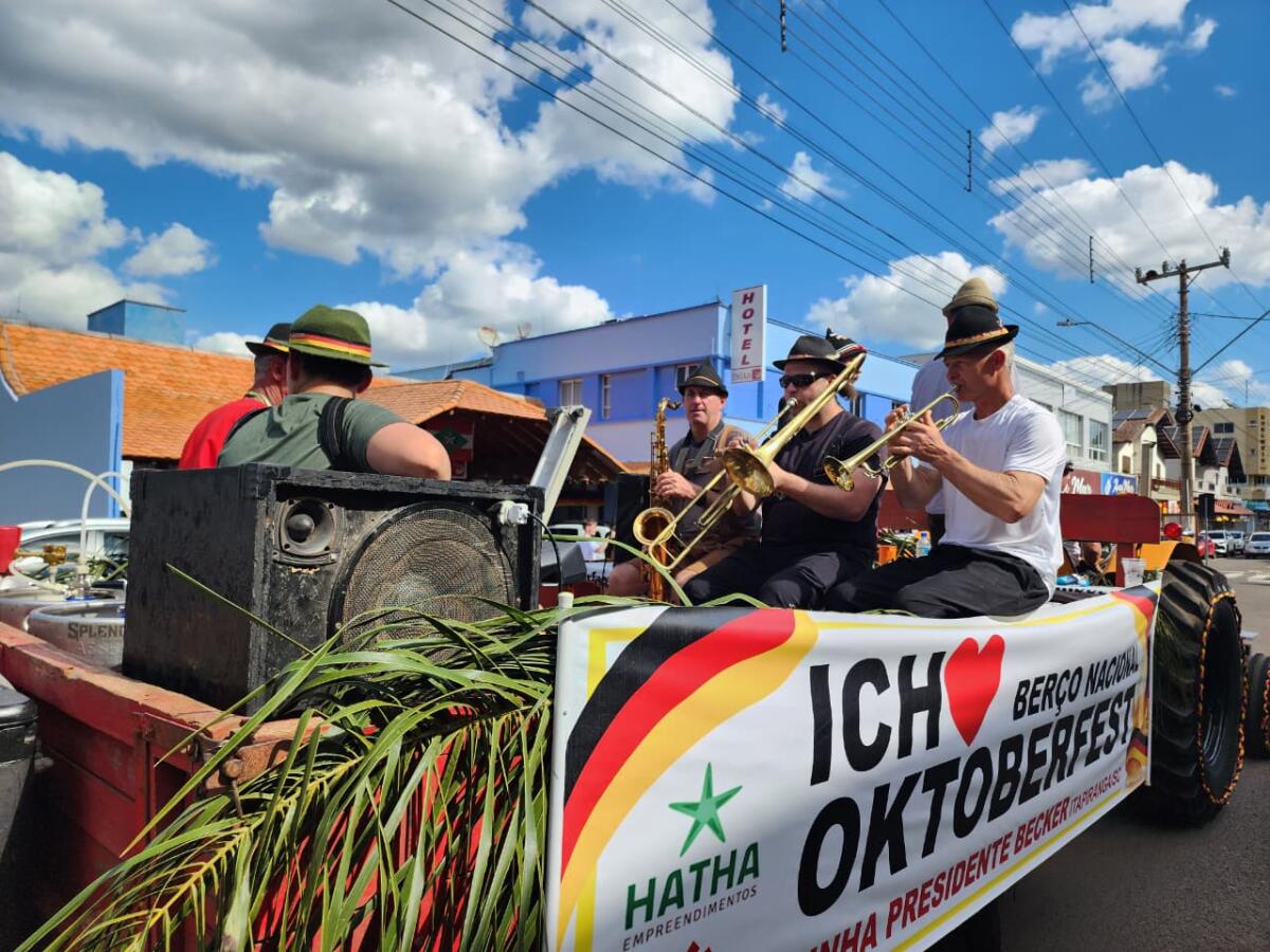 Presidente Becker promove bierwagen na véspera da abertura da 47ª Oktoberfest