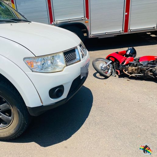 Jovem fica ferida em colisão entre carro e moto em Itapiranga