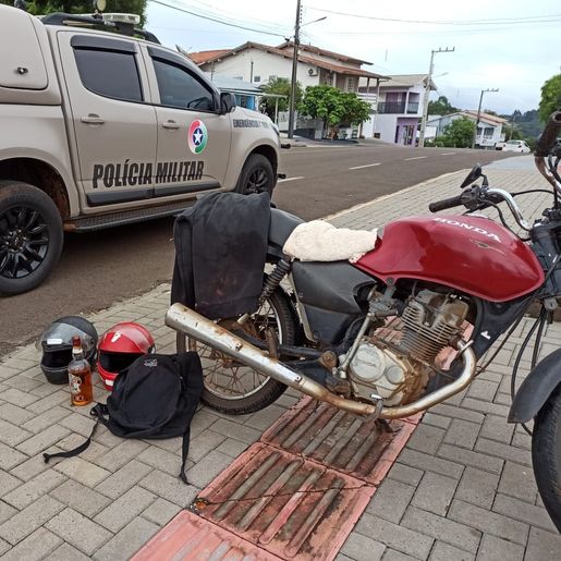 Menor suspeito de furtar moto e bebidas em mercado é apreendido pela PM