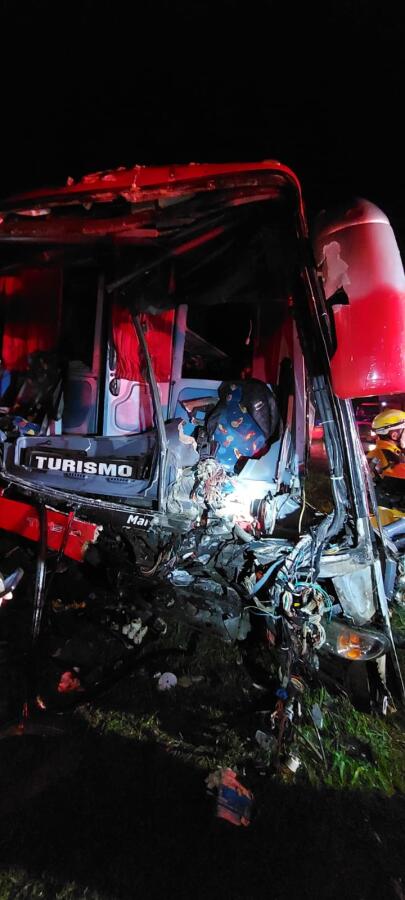 Ônibus e carreta colidem na BR-480 e deixam feridos em Nonoai