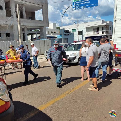 Motociclista fica ferido em colisão contra carro no centro