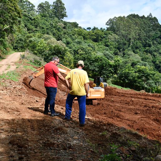 Secretaria de Agricultura de Guaraciaba realiza terraplenagem em Linha Caravaggio